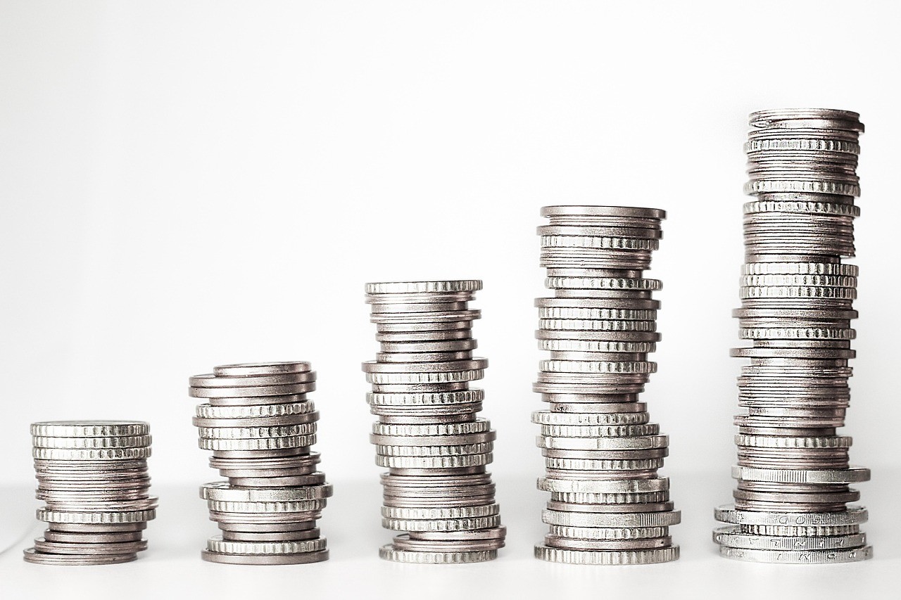 Pièces de monnaie empilées, image des frais à comparer entre un fonds durable et un fonds classique