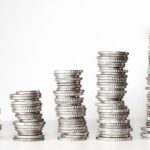 Piles de pièces de monnaie croissantes, symbole de l'épargne qui grossit dans le temps