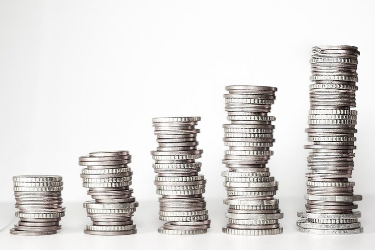 Piles de pièces de monnaie croissantes, symbole de l'épargne qui grossit dans le temps