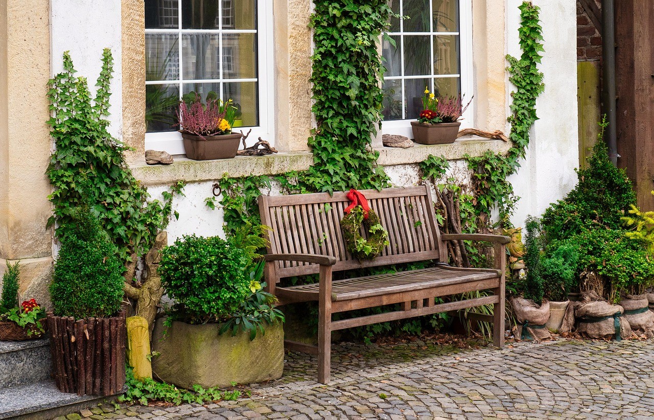 Façade d'une maison familiale héritée avec jardin