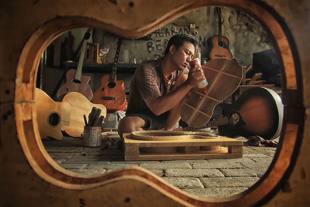 Artisan au travail dans son atelier, illustrant une entreprise de taille intermédiaire