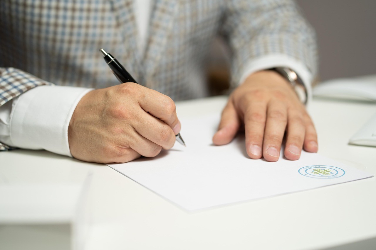 Signature d'un acte de donation entre générations