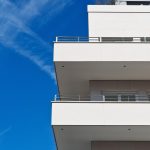 Façade d'un immeuble d'habitation locatif au style moderne