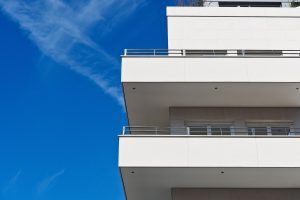 Façade d'un immeuble d'habitation locatif au style moderne