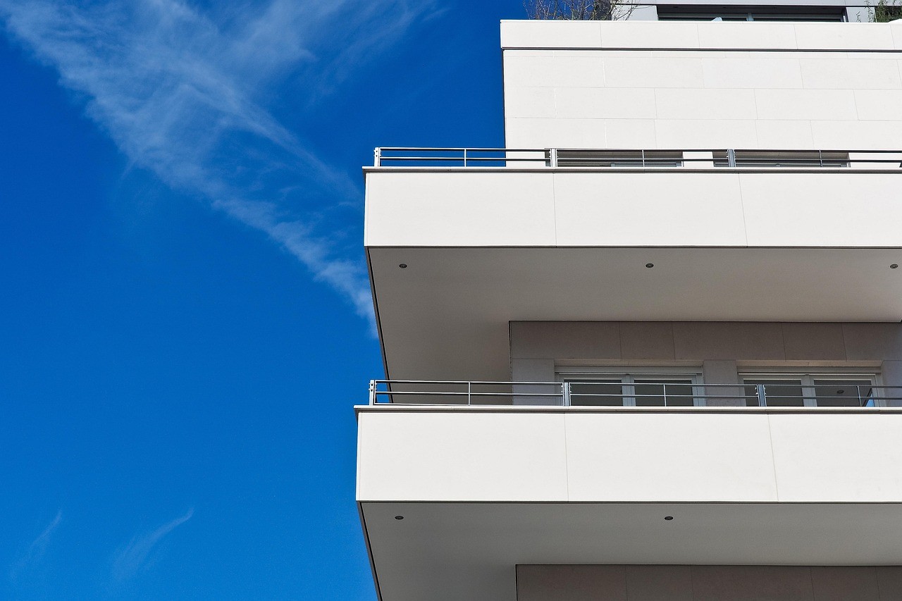 Façade d'un immeuble d'habitation locatif au style moderne